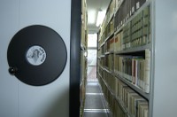 un dettaglio degli scaffali compattanti in cui sono riposti tutti i libri della bilblioteca