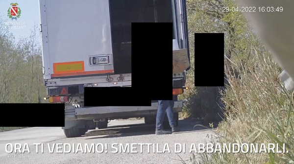 Abbandono dei rifiuti sulle strade provinciali: avviate le prime indagini grazie alle fototrappole.