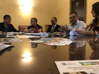 Da destra: il sindaco di Castellalto Vincenzo Di Marzo, il Presidente del Consorzio BIM Gabriele Minosse, il Rettore dell'Università di Teramo Dino Mastrocola, l'ideatore del festival Enzo Delle Monache, l'assessore alla cultura del comune di Castellalto Valeria Manelli.