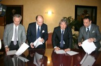 La firma del protocollo: (da sin.) Ciciarelli, Mancini, Rasicci, De Dominicis