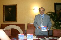 L'assessore Vannucci mostra il materiale informativo realizzato nell'ambito dell'iniziativa.