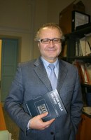 Il presidente Catarra con l'ultimo numero del Bollettino della Delfico