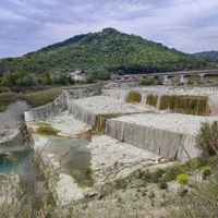 #cantieriaperti Messa in sicurezza del fiume Vomano a salvaguardia del ponte di Castelnuovo; iniziati i lavori, 470 mila euro l'investimento