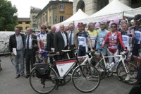Il presidente Catarra e il Sindaco brucchi insieme agli assessori..ciclisti: Rasicci e Marconi