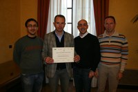 Nella foto l'assessore Marconi mostra la targa insieme a Giuliano Di Flavio (Urbanistica), Maurilio Ronci e Dario Ippoliti (A21l)
