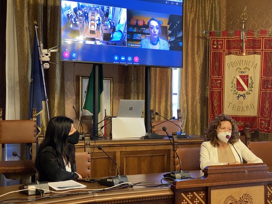 #COVID19 Cosa è cambiato nella vita delle donne. La Provincia commissiona un’indagine: “Servirà a capire la reale situazione della comunità teramana e a ridisegnare i servizi sociali sulla base dei nuovi bisogni” dichiara la consigliera Beta Costantini.