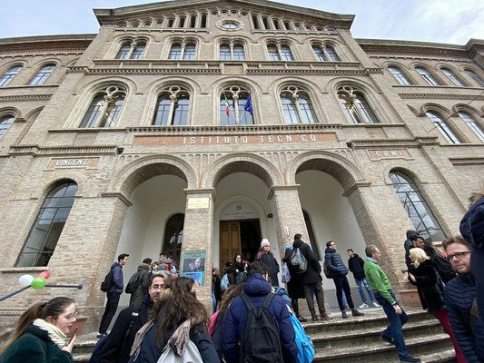 Dopo dieci anni rinasce il “Comi”; questa mattina l’ingresso degli studenti dello Scientifico “Einstein”.