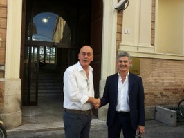 I due candidati davanti al Palazzo della Provincia (sx Astolfi dx Di Sabatino)