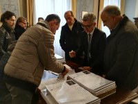 Tossicia. a dx sindaco Tarquini e Di Sabatino alla firma.jpg