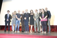 tutto il gruppo di lavoro in posa per la foto ricordo con il regista