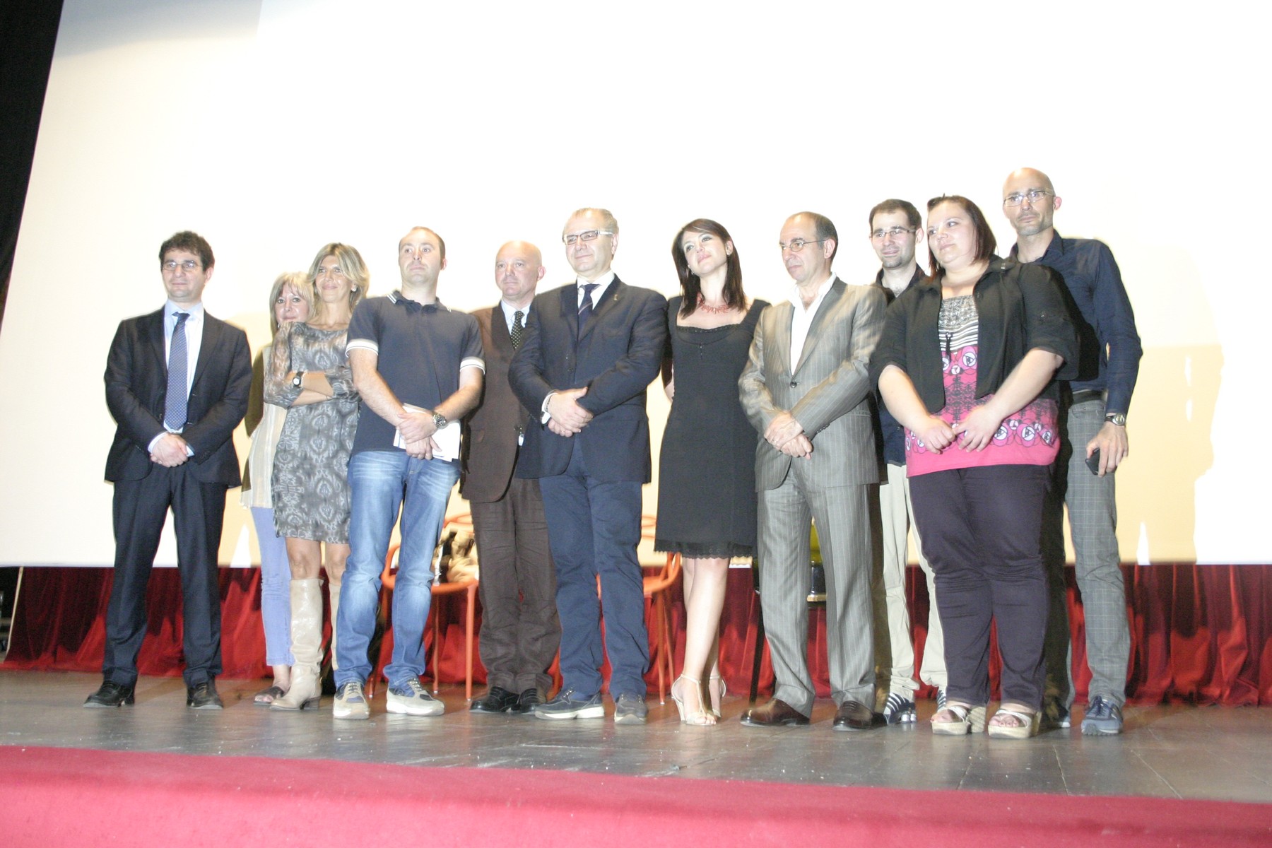 tutto il gruppo di lavoro in posa per la foto ricordo con il regista