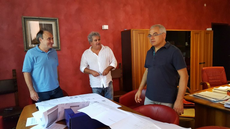 nella foto il consigliere delegato alla viabilità, Mauro Scarpantonio, con i rappresentanti della ditta che realizzerà i lavori