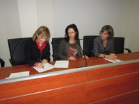 La firma del protocollo (da sin. Anna Pompilii, Fabrizia Sgattoni, Eva Guardiani)