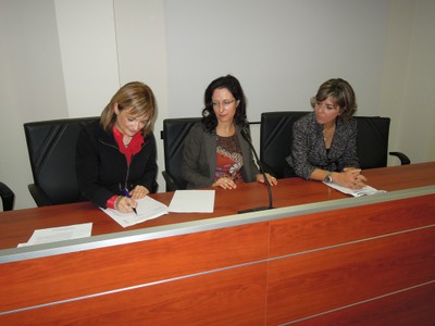 La firma del protocollo (da sin. Anna Pompilii, Fabrizia Sgattoni, Eva Guardiani)