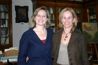 Paola Di Nicola insieme alla sorella in visita alla Biblioteca Delfico