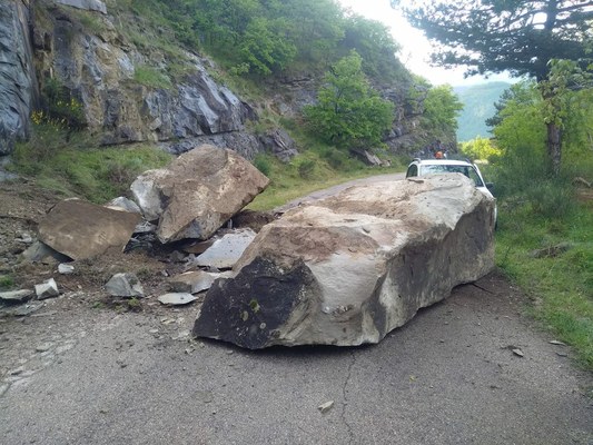 Massi ciclopici sulla carreggiata: chiusa la provinciale 45 Senarica - Piano Vomano