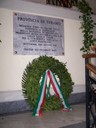 Corona di alloro davanti alla lapide dei martiri della Resistenza
