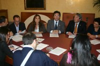 il tavolo della conferenza stampa