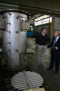 Loddo insieme al sindaco di Civitella davantio al prototipo di gassificatore a biomassa