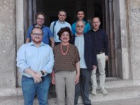 da sx, Mirko Rossi, la dirigente scolastica Loredana Di Giampaolo, il costruttore Cingoli. In seconda fila progettisti e tecnici.