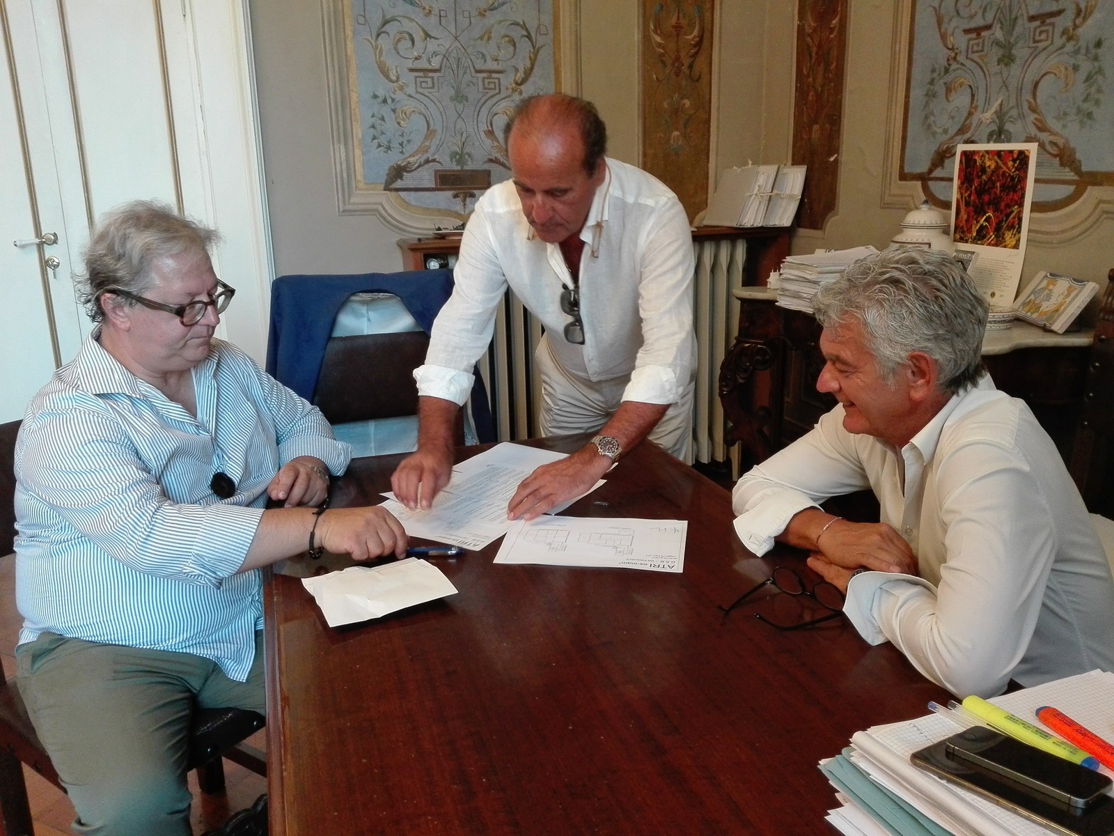 La firma della convenzione da parte di Maurizio Di Giosia (Asl) e Leo Di Liberatore (Provincia). A dx il presidente Renzo Di Sabatino