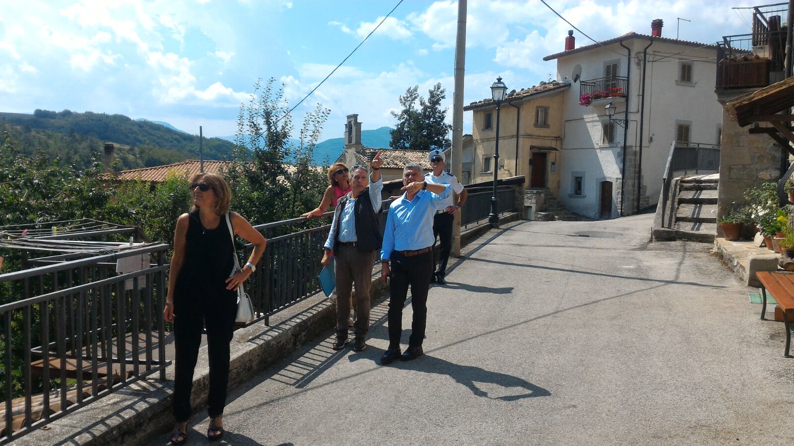 Il prefetto Patrizi con il sindaco di Crognaleto Alonzo ed il presidente Di Sabatino