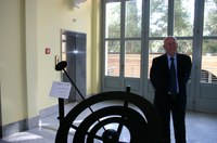 Rodomonti vicino alla sua opera, collocata all'ingresso del palazzo provinciale