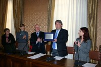 La consegna della targa della Provincia all'artista