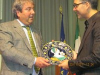 Il vicepresidente Rasicci consegna l'omaggio della Provincia a Beppe Fiorello