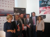 Un momento della premiazione a Venezia, il vicepresidente Rasicci insieme al prorettore Pisante e al vincitore del cortometraggio