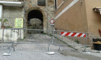 Isola del Gran Sasso, l'ingresso della zona rossa nel centro storico