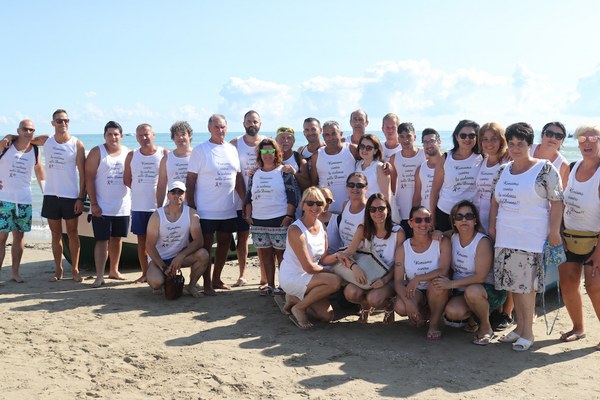 Uomini e donne in mare a Giulianova contro la violenza sulle donne insieme a Gabriellino Palestini